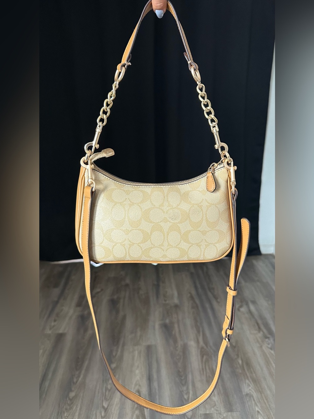 Coach Teri 2018 Shoulder Bag in Signature Canvas with Crossbody Strap - Picture 9 of 9